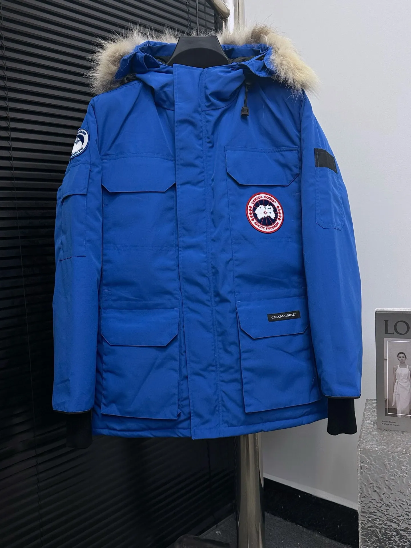 P780 Top Purchasing Version Sky Blue (Wolf Hair Optional) 🇨🇦CANADA GOOES 24 new models 08 models/couple models Factory direct supply: supplying global purchasing agents, micro-business, entities, Tmall, high-end stalls and studio cooperation, free shipping! Canada Goose Expedition Parka 2008 is the same style for men and women. It is mid-length and the most timeless classic. All Arctic and Antarctic scientific expedition teams choose Canada Goose as their cold-proof equipment. It is the Rolls-Royce of down jackets. ➖ Industry-leading anti-counterfeiting chip sensing. ➖ Imported Behringer embroidery machines and customized embroidery labels, the highest level and industry leading. ➖ Imported Korean 21-count polyester-cotton blended original fabric, TC85 waterproof coated fabric, water-repellent, windproof and wear-resistant. ➖ The new national standard 80 white duck down is filled with an average of 520 grams of down. The amount of down filled is industry-leading. ➖ 100% nylon lining with double double-layer sealing design to prevent velvet running, and seamless thread design on the cuffs! ➖ Western Canadian Green Wolf Collar. ➖ Yoshida YKK provides original factory-customized electroplated sliders. YKK two-way lockable zippers are tight and smooth and do not peel off paint. ➖ 3M composite Velcro is durable and the accessories and hardware are all custom-made. Note: Our copywriting is only simple and clear. Instead of bragging about the copywriting, it is better to compare and understand with samples. Only for the purest goose, the most dedicated, the most professional, the highest quality, the highest cost performance!  Size:XS-XXL